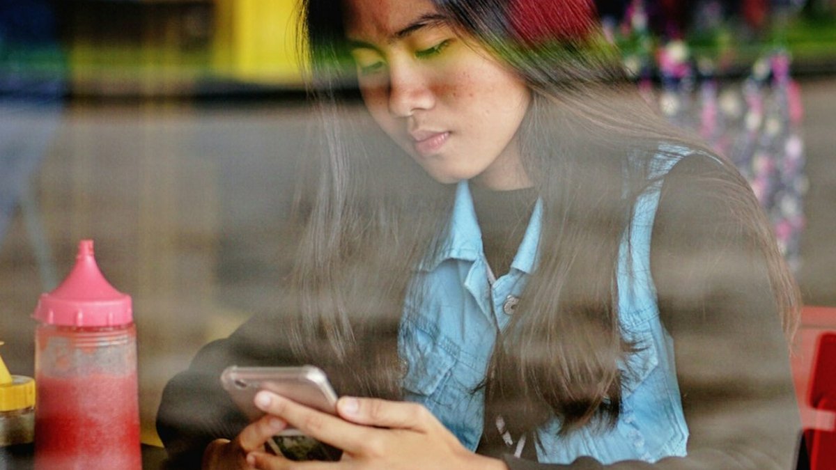 Digital detox retreat vs daily screen boundaries: which wins