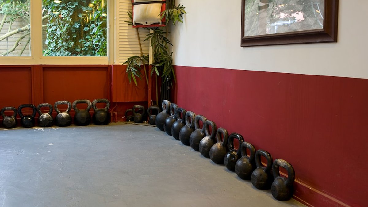 Quiet equipment-free cardio for small spaces: fast results
