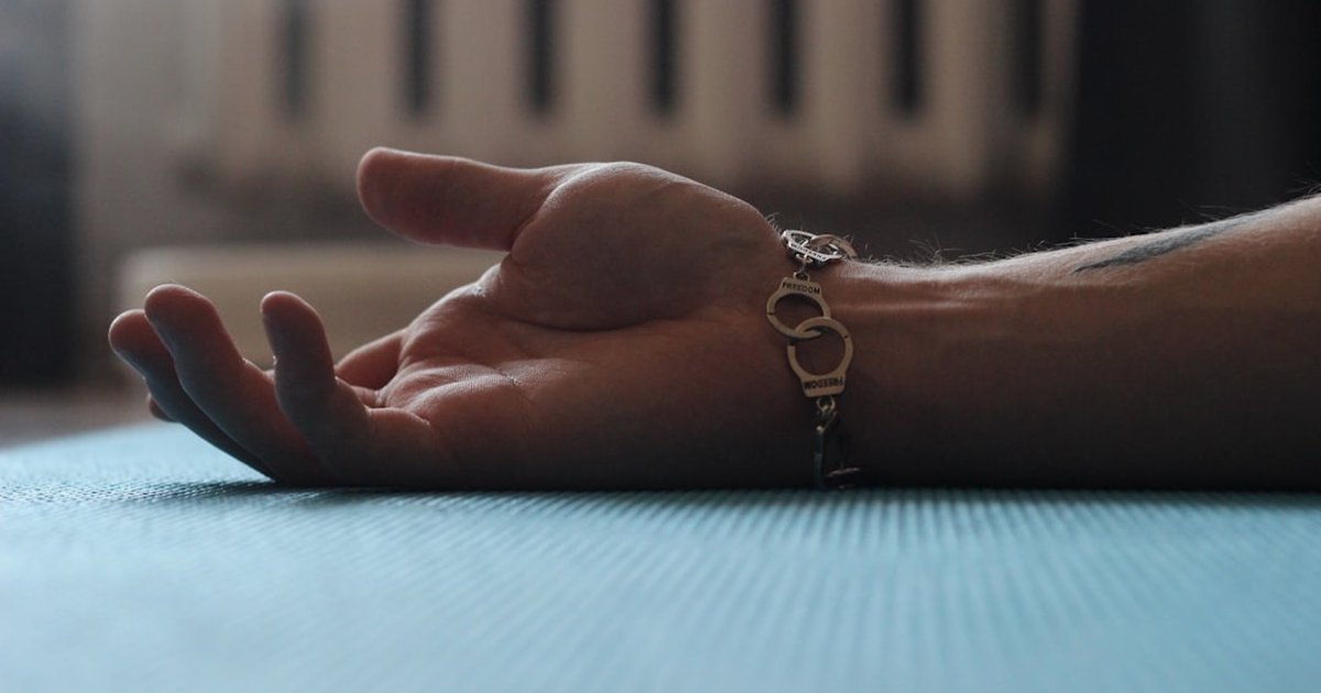 High‑achievers: meditation apps vs therapist‑led CBT