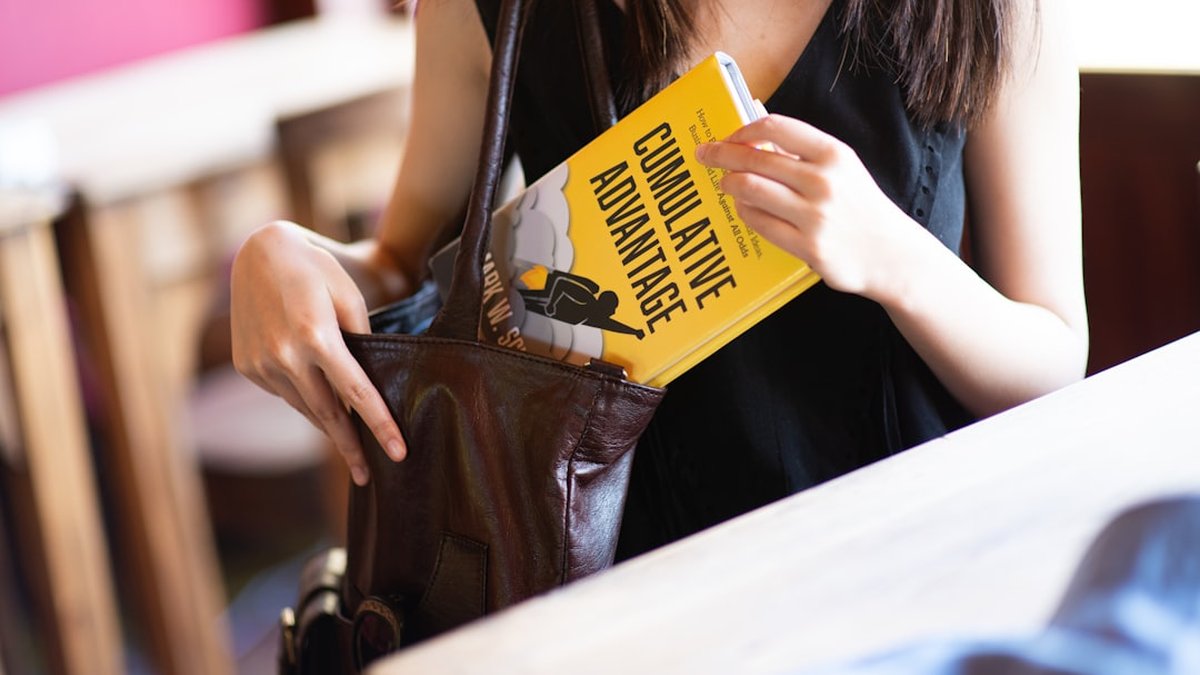 Niche retail arbitrage playbooks for college students