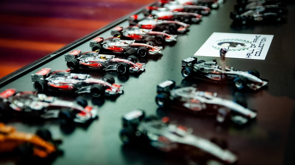 Standing meetings vs async updates: protect deep work